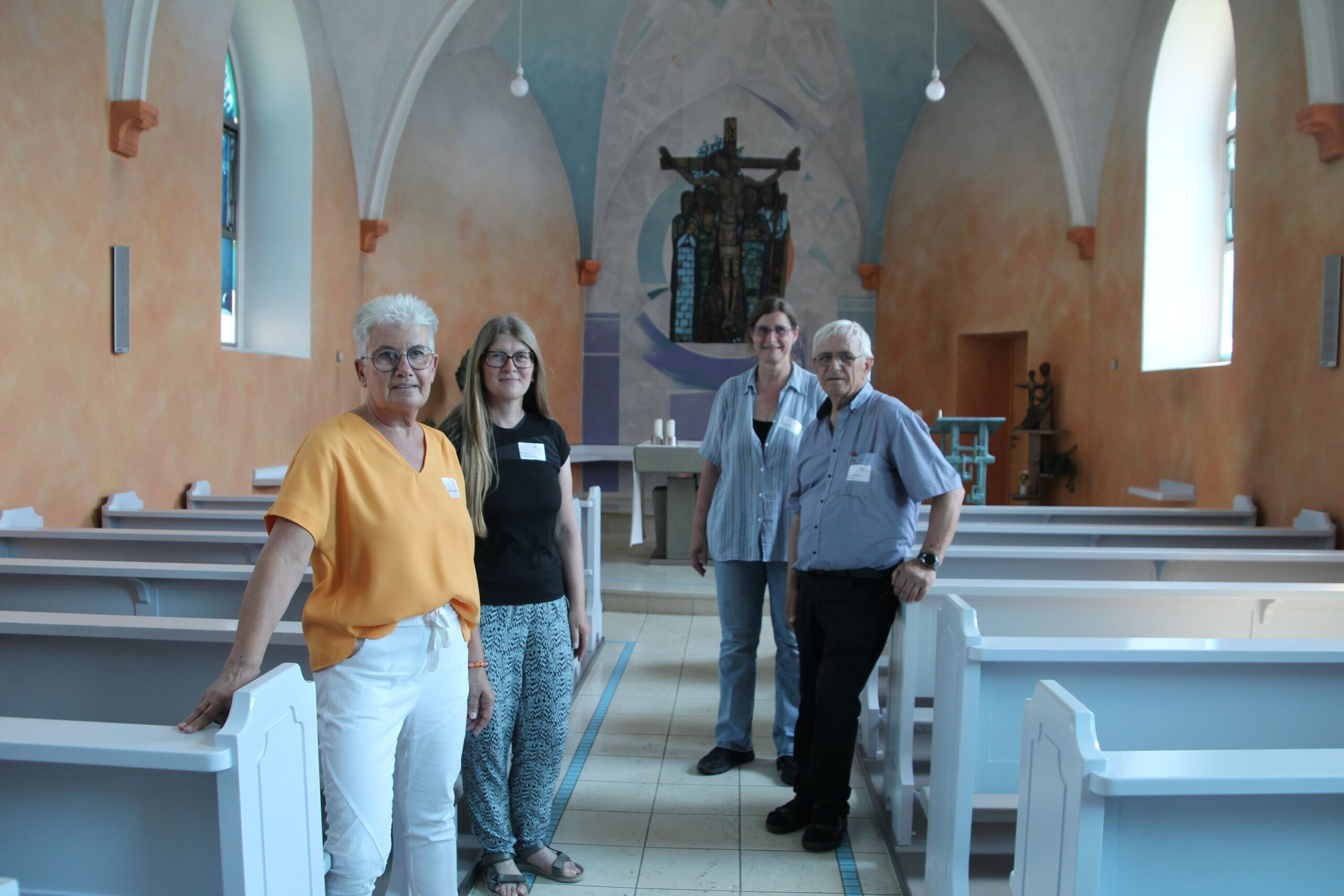 Gruppe steht in der St. Maria Magdalena Elkeringhausen
