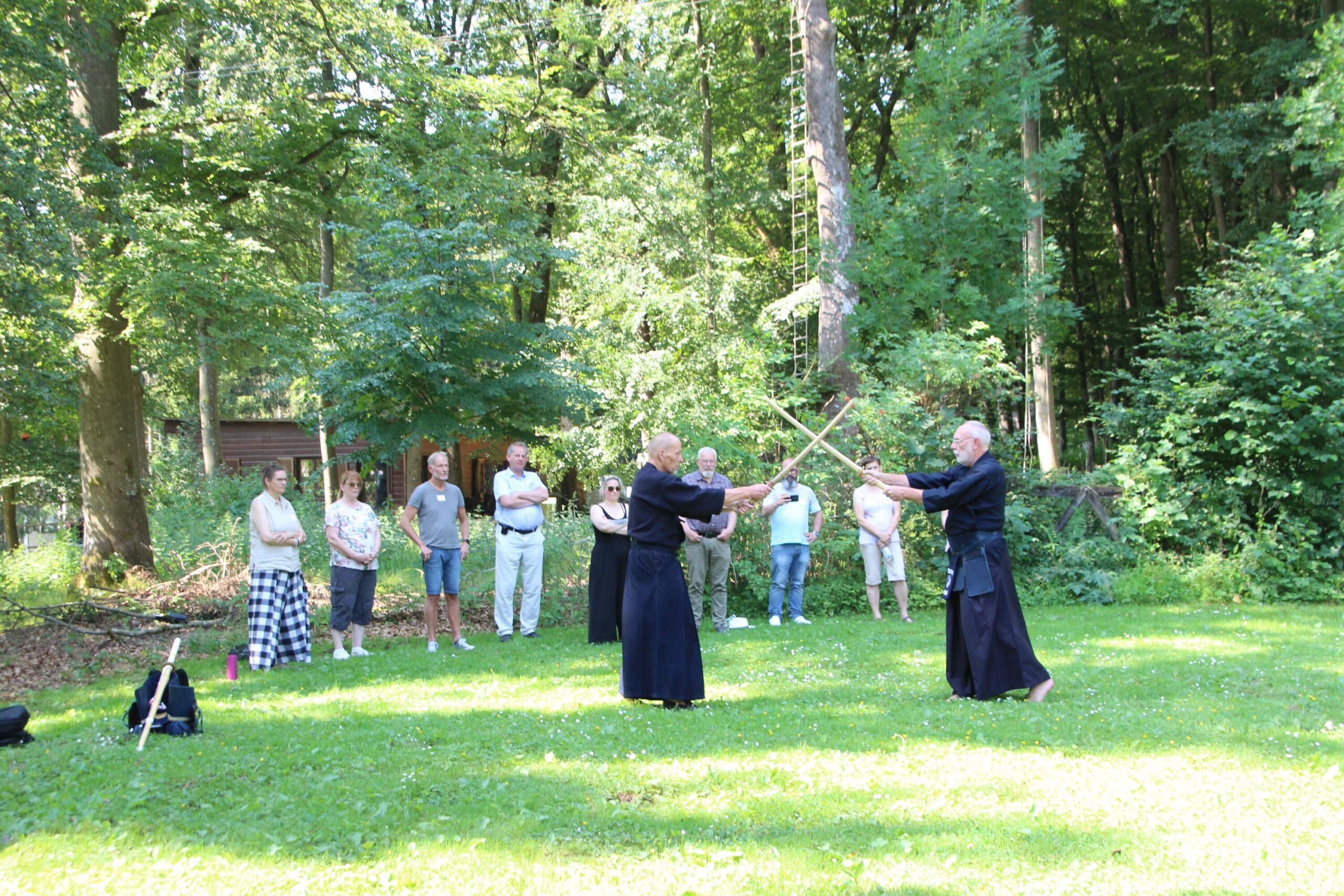 Zwei Kendo-Kämpfer aus dem Workshop zeigen ihre Kunst vor den Workshop-Teilnehmern.
