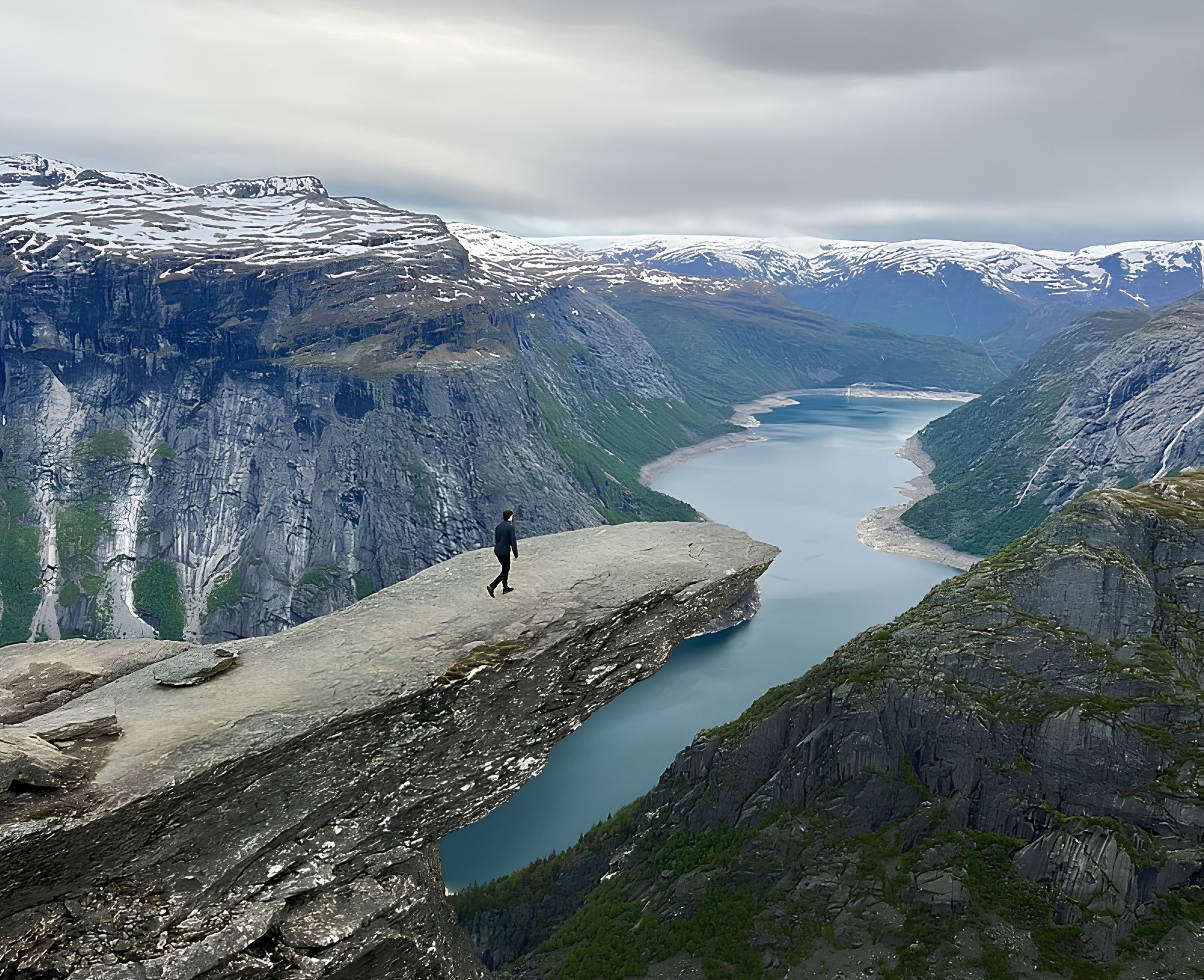 Beeindruckende Landschaften prägen Nordeuropa, wie hier in Norwegen die markante Felsformation Trolltunga.
