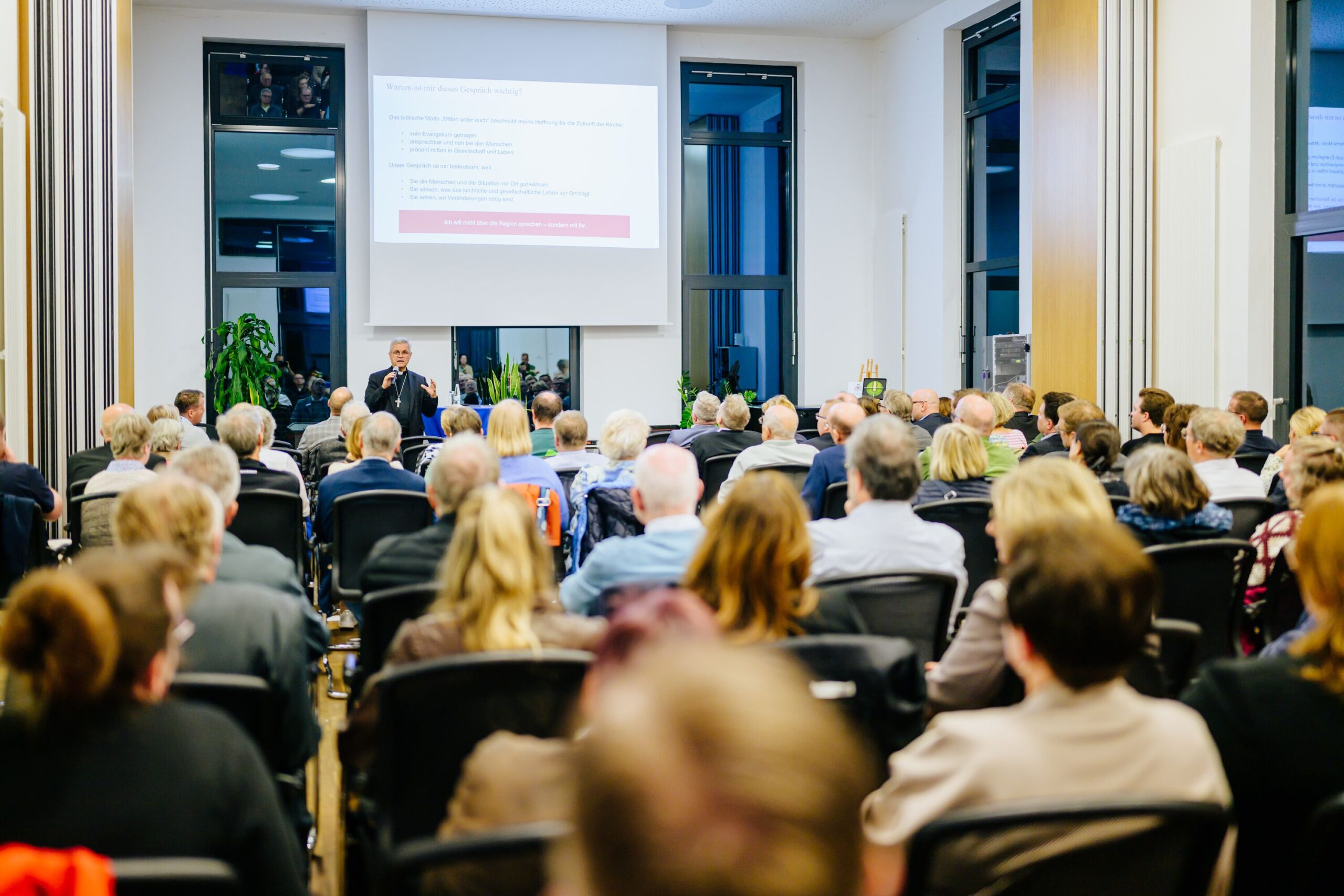 Der Erzbischof im Dialog mit Engagierten in Witten