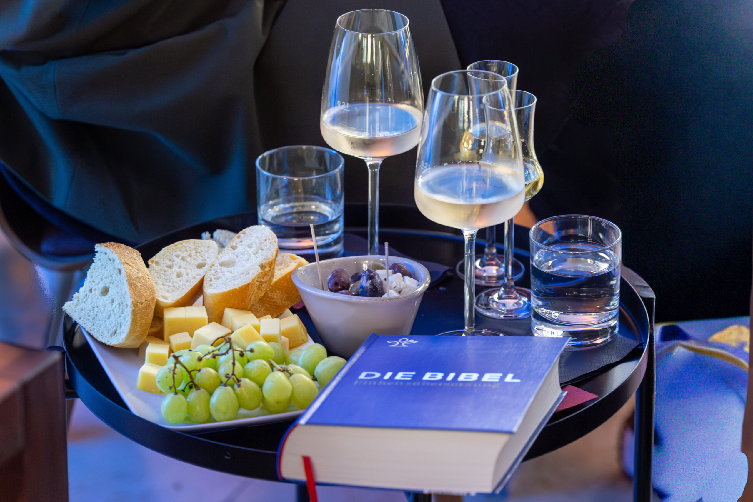 Weingläser, Snacks und Bibel