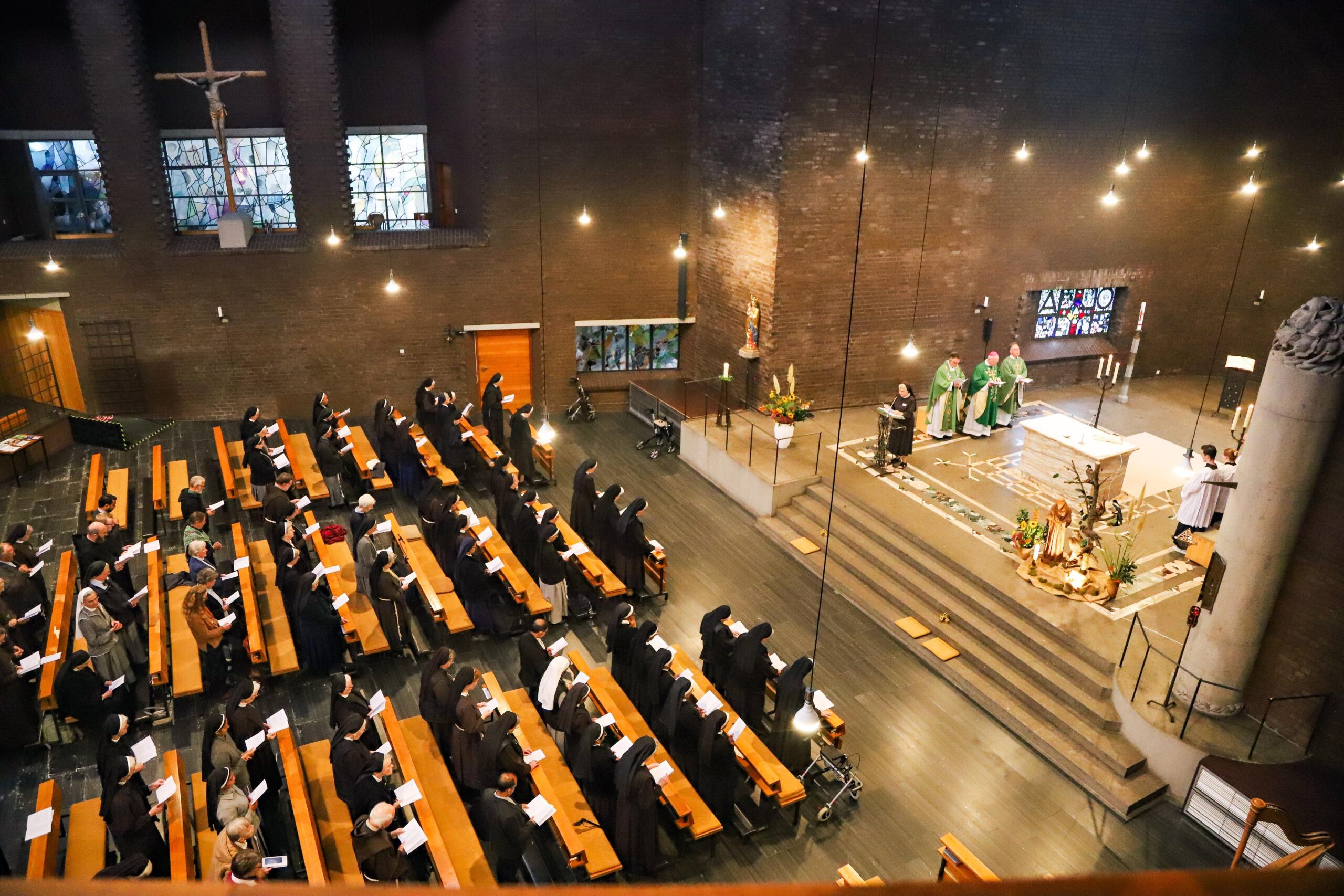 Nach der Eucharistiefeier mit Weihbischof Matthias König sprach Sr. Jakoba Zöll über Lebensübergänge und ihre Bedeutung. Am Beispiel des heiligen Franziskus gab sie Impulse zum Umgang mit Veränderungen und Neuanfängen.